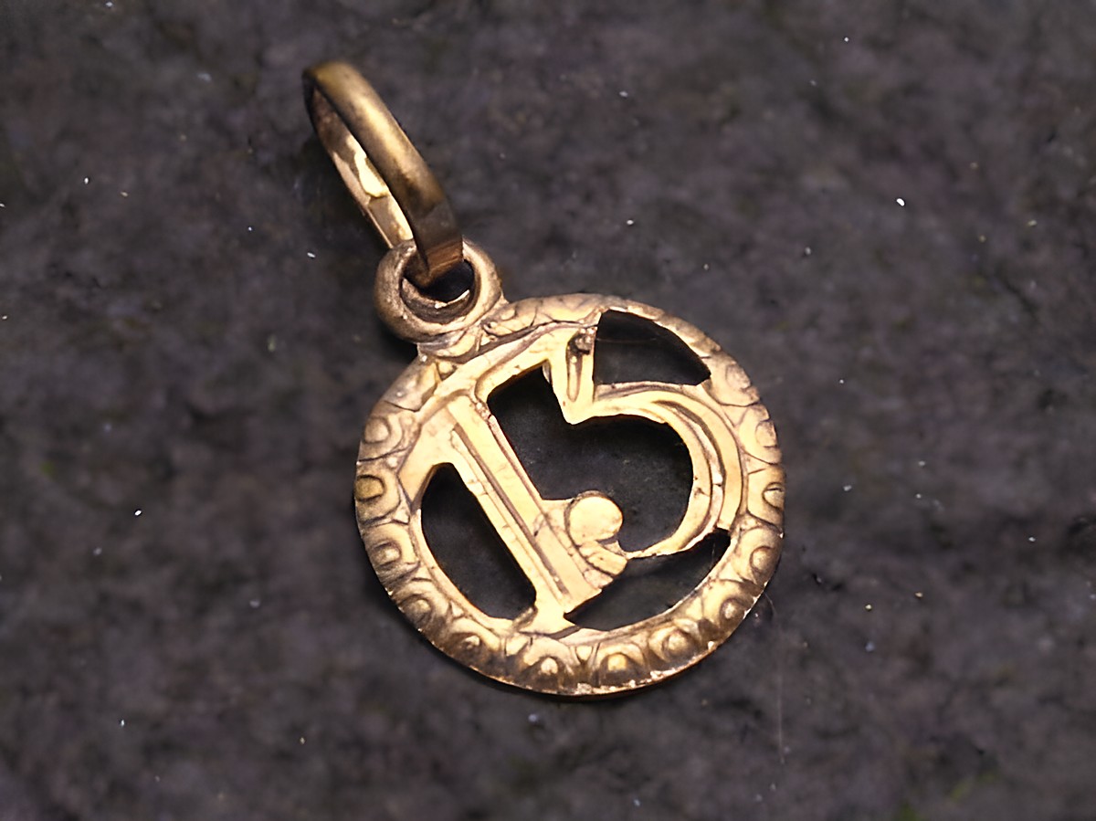 Gold Anhänger aus Gold 333 mit der Glückszahl 13, misst 13x10 mm, Hersteller Juwelier Harnisch, dekorativ gestaltetes Design.
