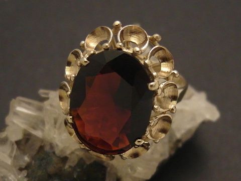 Goldring mit einem großen, facettierten Granat, gefertigt aus Gold 333, Größe 56, Hersteller Juwelier Harnisch, elegantes Design.