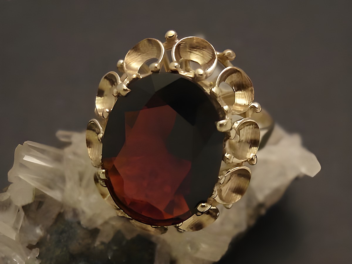 Goldring mit einem großen, facettierten Granat, gefertigt aus Gold 333, Größe 56, Hersteller Juwelier Harnisch, elegantes Design.