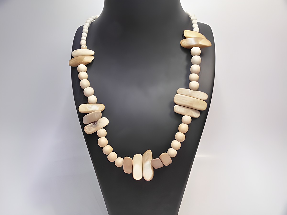 Holzkette Multiform 43 mm naturbraun 60 cm Holz Schmuck von Juwelier Harnisch, eine stilvolle Halskette mit einer Kombination aus runden und länglichen Holzelementen in naturbraun.