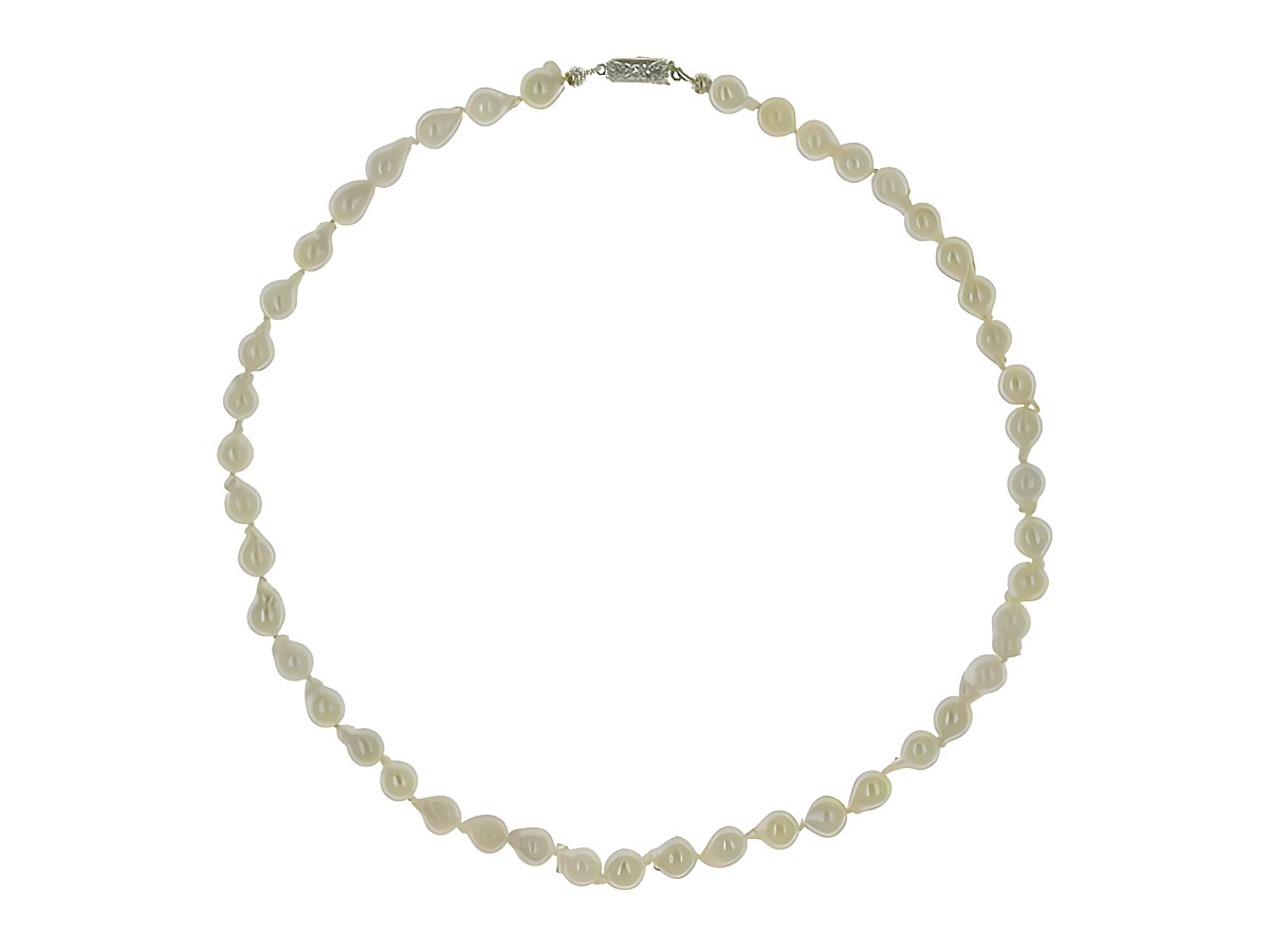 Perlenkette aus Akoya-Zuchtperlen in Barockform mit einem Durchmesser von 7 bis 7,5 mm in Weiß und Creme, Länge 39 cm, Silberverschluss, Hersteller Juwelier Harnisch, klassisch. – Ansicht 3