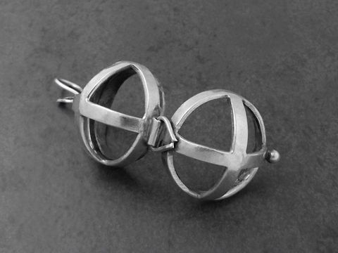 Offene Sterling Silber Kugel Medaillon als Glücksbringer von Juwelier Harnisch, präsentiert in Sonderformen, mit filigranem Design und zwei Hälften zum Öffnen.