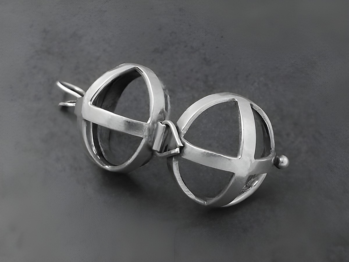 Offene Sterling Silber Kugel Medaillon als Glücksbringer von Juwelier Harnisch, präsentiert in Sonderformen, mit filigranem Design und zwei Hälften zum Öffnen. – Ansicht 2
