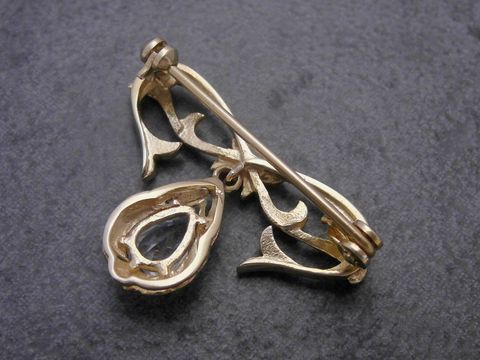 Gold Brosche anmutig aus Gold 333 mit synth. Aqua Anstecknadel, Hersteller Juwelier Harnisch, exquisite Brosche mit eleganten Formen und einem tropfenförmigen Anhänger.