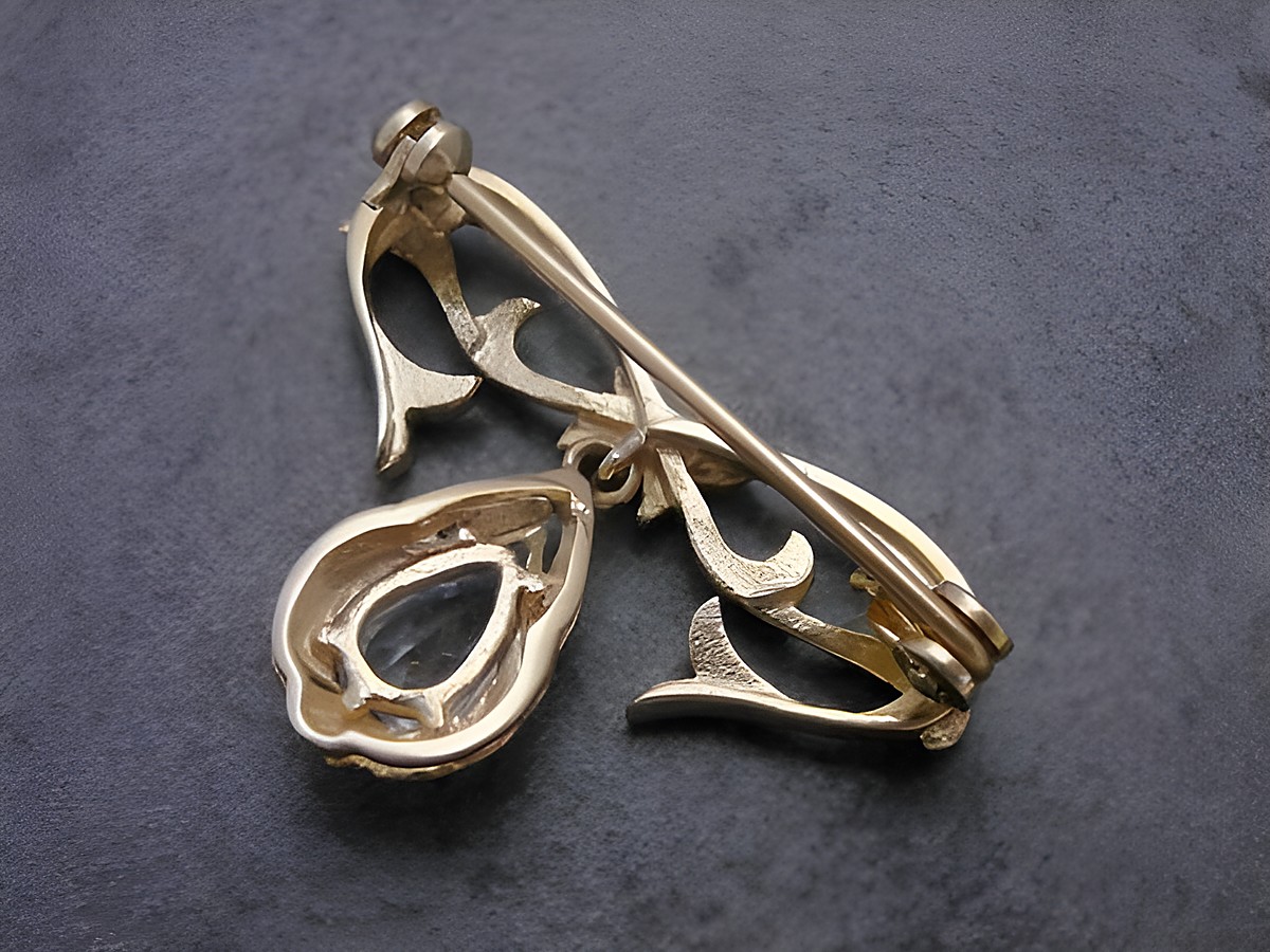 Gold Brosche anmutig aus Gold 333 mit synth. Aqua Anstecknadel, Hersteller Juwelier Harnisch, exquisite Brosche mit eleganten Formen und einem tropfenförmigen Anhänger. – Ansicht 2