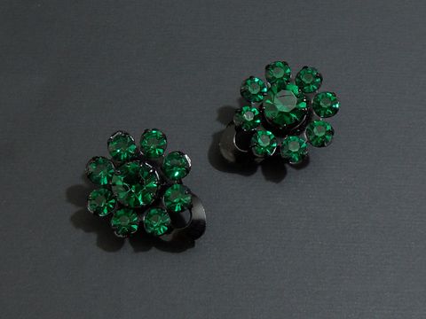 Strass Ohrclip in grazilem Design, grüne und schwarze Steine, hergestellt von Juwelier Harnisch, elegant und auffällig, ideal für besondere Anlässe oder als modisches Accessoire.