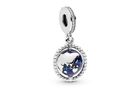 Silber Anhänger von Pandora mit beweglichem Globus-Design, verziert mit Zirkonia und Emaille in Blau und Weiß, elegant und einzigartig im Aussehen.