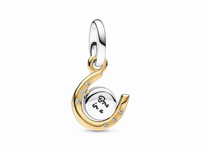 Bicolor drehende Hufeisen-Scheibe Charm-Anhänger von Pandora aus Sterling Silber und Gelbgold Vergoldung, verziert mit Zirkonia und der Gravur "One in a".