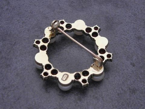 Gold Brosche nostalgisch Gold 333 Granat Zuchtperlen Anstecknadel Hersteller Juwelier Harnisch Broschen. Elegant gestaltete Brosche mit feinen Details und klassischem Design.