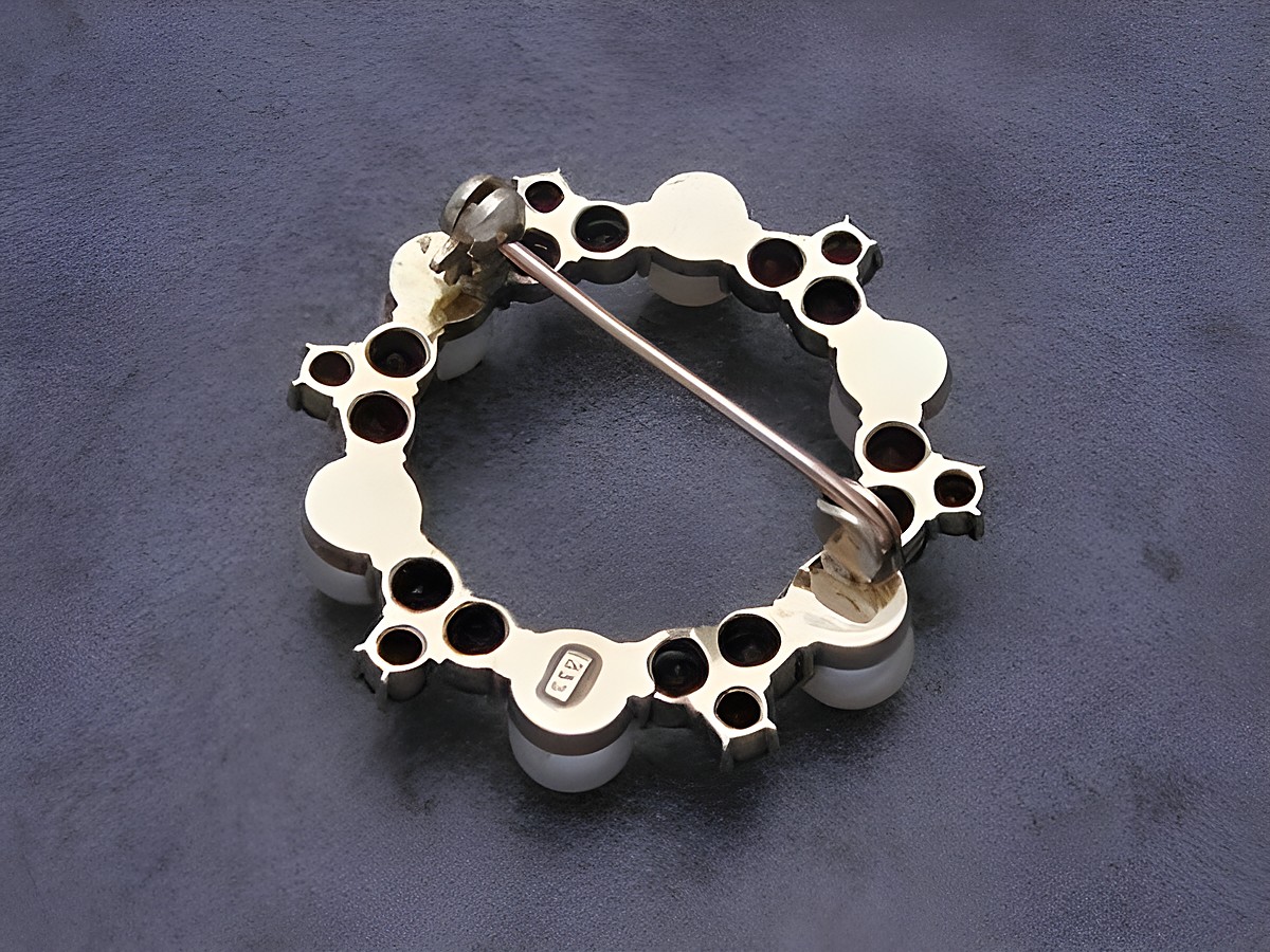 Gold Brosche nostalgisch Gold 333 Granat Zuchtperlen Anstecknadel Hersteller Juwelier Harnisch Broschen. Elegant gestaltete Brosche mit feinen Details und klassischem Design. – Ansicht 2