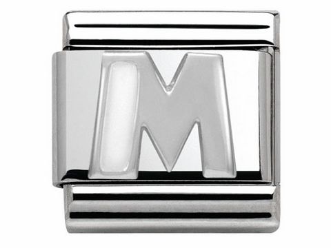 Ein silberner Buchstabe M aus Emaille von Nomination Classic SilverShine 330205 13 M, mit einer glatten Oberfläche und einem eleganten Design, ideal für Schmuck oder Charms.