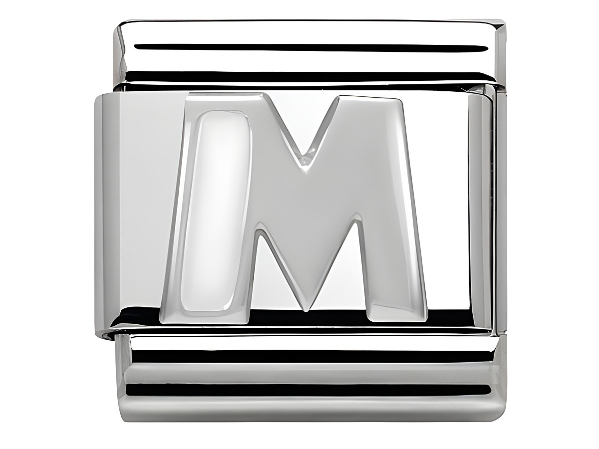 Ein silberner Buchstabe M aus Emaille von Nomination Classic SilverShine 330205 13 M, mit einer glatten Oberfläche und einem eleganten Design, ideal für Schmuck oder Charms.