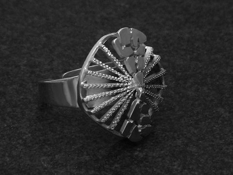 Silberring mit filigranem Design, wenig verstellbar, Hersteller Juwelier Harnisch, ohne Stein, elegante und kunstvolle Ausführung, ideal zum Kombinieren mit verschiedenen Stilen.