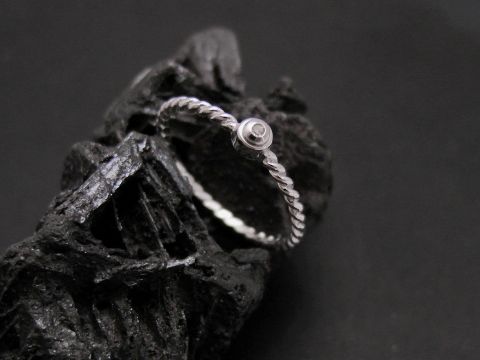 Weißgold Ring fein Gold 333 Diamant Gr. 56, Hersteller Juwelier Harnisch bis Gr. 56/18, elegant und filigran, auf schwarzem Untergrund präsentiert.