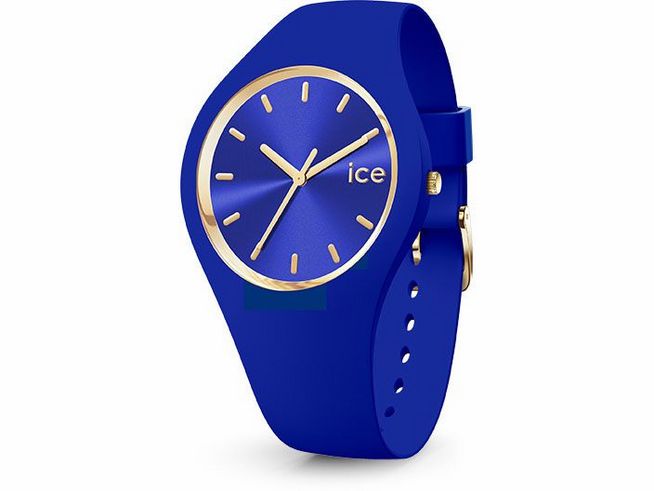 Die Ice Watch in ICE blue zeigt ein schlichtes, modernes Design mit einem blauen Ziffernblatt und goldenen Zeigern sowie einem passenden blauen Silikonarmband. Ideal für jeden Anlass.