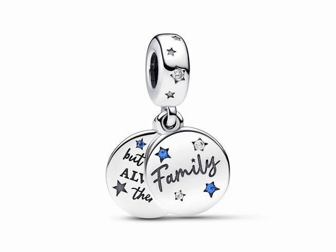 Doppelter Charm-Anhänger aus Sterling Silber von Pandora, verziert mit bunten Steinen in Blau und glitzernden Elementen, mit den gravierten Worten "Family" und "but always there".