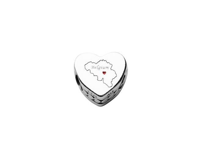 Pandora Charm in Herzform aus Silber mit Emaille, zeigt die Karte von Belgien und das Wort Belgium, verziert mit einem roten Herzen, inklusive Gravur, Modellnummer 792015 E003.