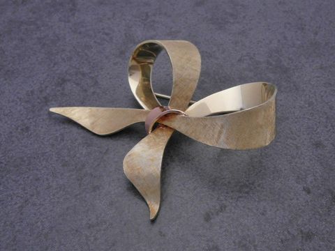 Gold Brosche symbolisch in Form einer Schleife, Gold 585, Anstecknadel, hergestellt von Juwelier Harnisch, elegant und einzigartig im Design.