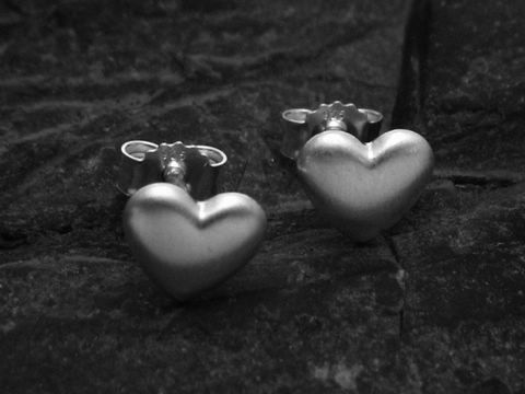 Mattierte Sterling Silber Ohrringe in Herzform, niedlich und für Kinder geeignet, hergestellt von Juwelier Harnisch. Ideal als hübsches Accessoire.