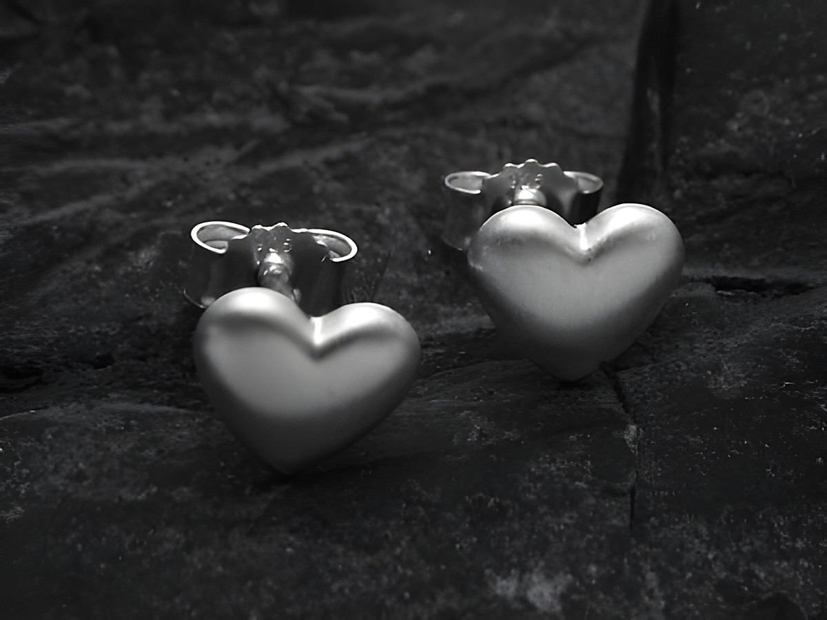 Mattierte Sterling Silber Ohrringe in Herzform, niedlich und für Kinder geeignet, hergestellt von Juwelier Harnisch. Ideal als hübsches Accessoire.
