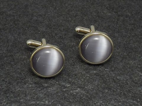 Manschettenknöpfe in lila mit einem Durchmesser von 16,5 mm, goldfarbene Fassung, elegant und zeitlos, hergestellt von Juwelier Harnisch, ideal für pfiffige Outfits.