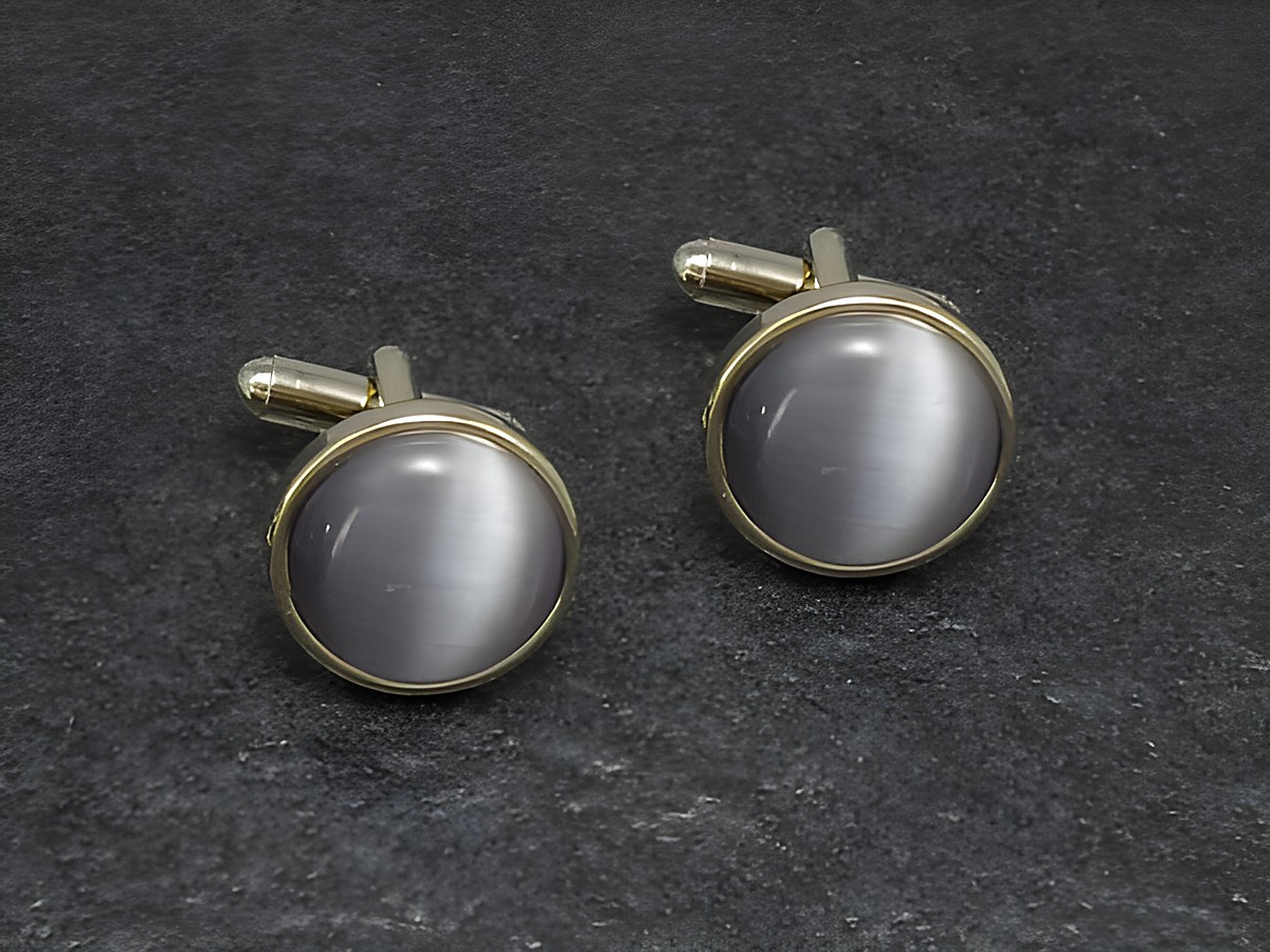 Manschettenknöpfe in lila mit einem Durchmesser von 16,5 mm, goldfarbene Fassung, elegant und zeitlos, hergestellt von Juwelier Harnisch, ideal für pfiffige Outfits.
