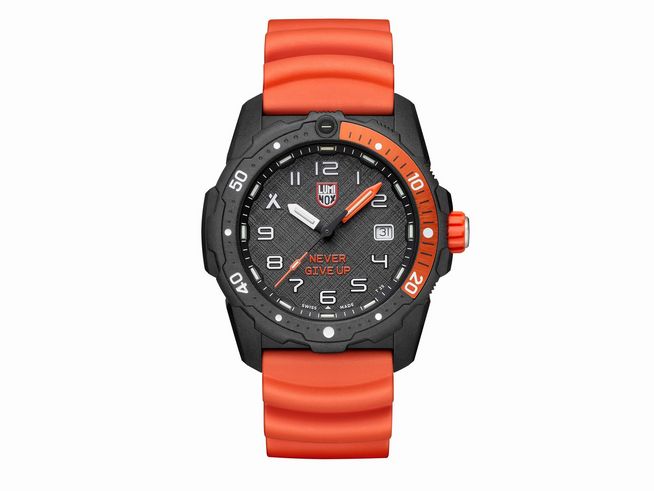 Die Luminox Bear Grylls XB.3729.NGU Herren Armbanduhr ist in einem robusten Design mit schwarzem Gehäuse und einem auffälligen orangen Silikonarmband gefertigt. Das Ziffernblatt zeigt ein sportliches Layout mit der Aufschrift „NEVER GIVE UP“.