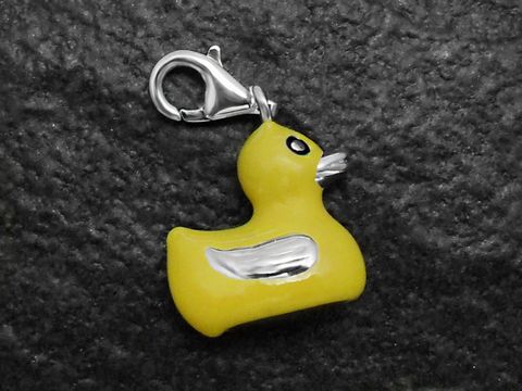 Gelber Charms Anhänger in Form einer Ente aus Sterling Silber mit Karabiner von Juwelier Harnisch, perfekt als Accessoire für Armbänder oder Halsketten.