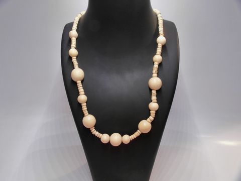 Halskette aus Holz mit Kugeln in naturbraun und einer Größe von 33 mm, Länge 60 cm, Hersteller Juwelier Harnisch, idealer Schmuck für jeden Anlass.