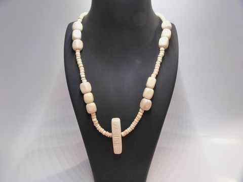 Holzkette aus naturbraunem Holz mit Quadern in der Größe 42 mm, Länge 60 cm, hergestellt von Juwelier Harnisch, ideal für einen natürlichen Schmucklook.