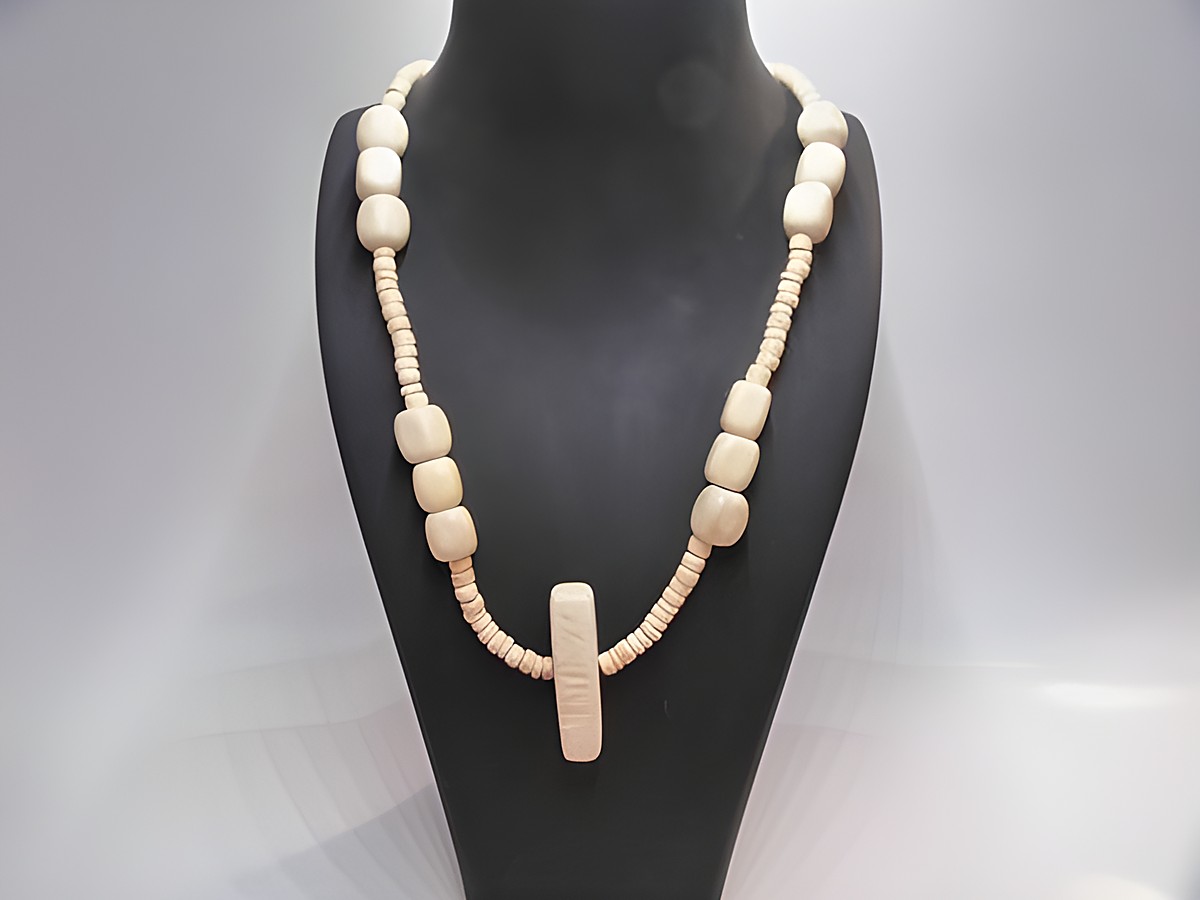 Holzkette aus naturbraunem Holz mit Quadern in der Größe 42 mm, Länge 60 cm, hergestellt von Juwelier Harnisch, ideal für einen natürlichen Schmucklook.