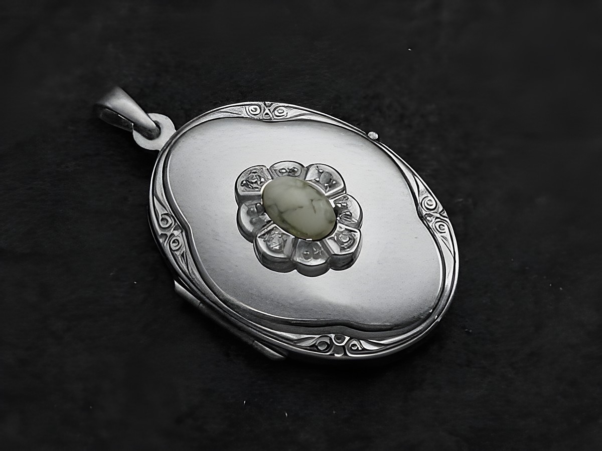 Weißgold Medaillon mit Cabochon aus Howlite und Brillanten, elegant gestaltet mit feinen Details und einem klassischen Verschluss, perfekt für besonderen Schmuckeinsatz.