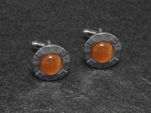10449-0 Manschettenknöpfe in orangeem Design mit einem Durchmesser von 18,3 mm aus silberfarbenem Material, hergestellt von Juwelier Harnisch.