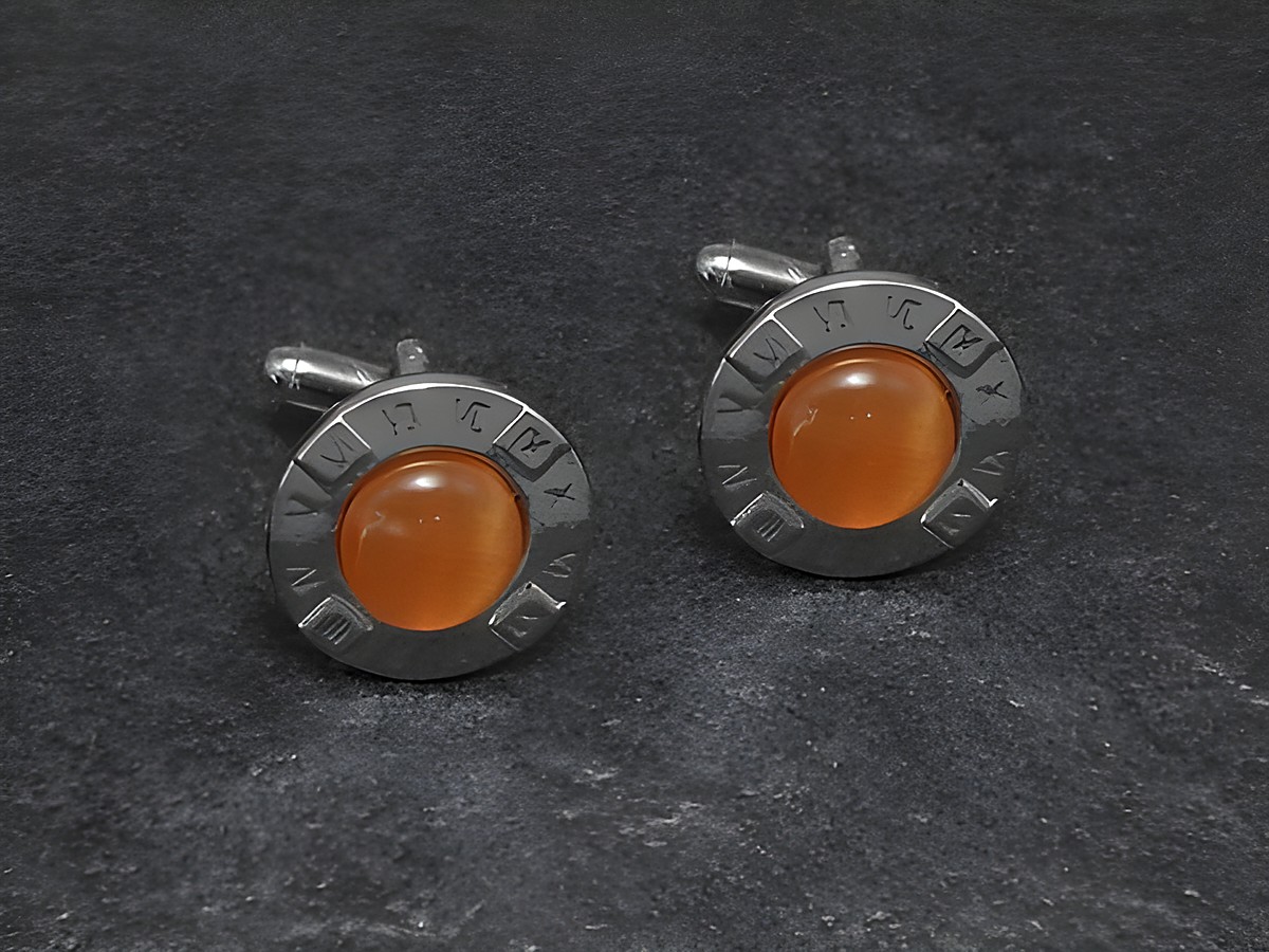 Manschettenknöpfe in orangeem Design mit einem Durchmesser von 18,3 mm aus silberfarbenem Material, hergestellt von Juwelier Harnisch.