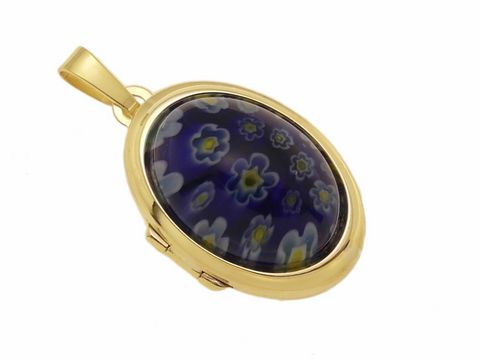Millefiore Glas in blau als Cabochon in einem Gold 333 Medaillon, Hersteller Juwelier Harnisch, ovaler Anhänger mit floralen Mustern auf schimmerndem Hintergrund.