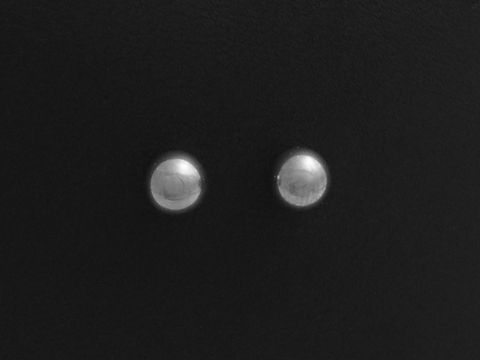 Edelstahl Ohrringe in polierter Kugel-Optik mit einem Durchmesser von 5 mm als Ohrstecker, hergestellt von Juwelier Harnisch, glanzvoll und zeitlos.