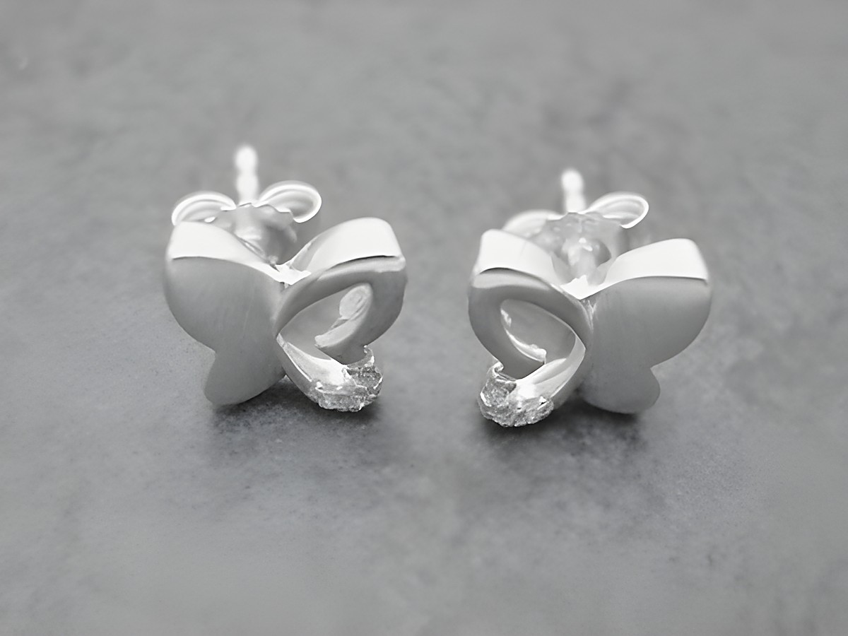 Ohrringe Schmetterling aus Sterling Silber mit liebreizendem Zirkonia in weiss, Hersteller Juwelier Harnisch, elegantes Design für jeden Anlass.