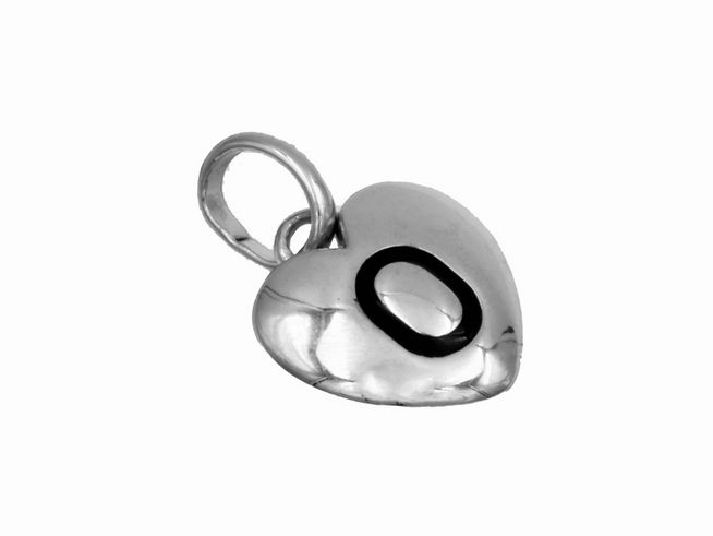 Herzanhänger aus 925 Sterling Silber mit polierter und rhodinierter Oberfläche sowie einem eingeprägten Buchstaben O, hergestellt von Juwelier Harnisch, ideal für Kinder.