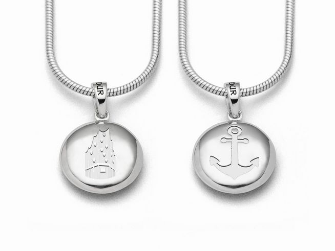 DUR Anhänger Hamburg Elphi aus rhodiniertem Sterling Silber, mit einer Seite, die die Elbphilharmonie zeigt, und der anderen Seite mit einem Anker-Motiv. Hochwertiger Schmuck für maritime Liebhaber.