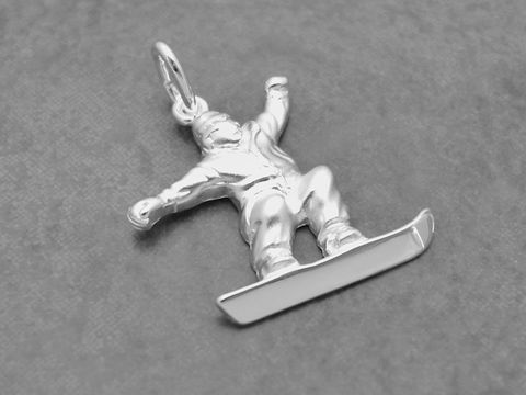Silber Anhänger eines Snowboarders, sportlich und teilmattiert, hergestellt von Juwelier Harnisch, ideal für Sportfans und Liebhaber des Schneesports.