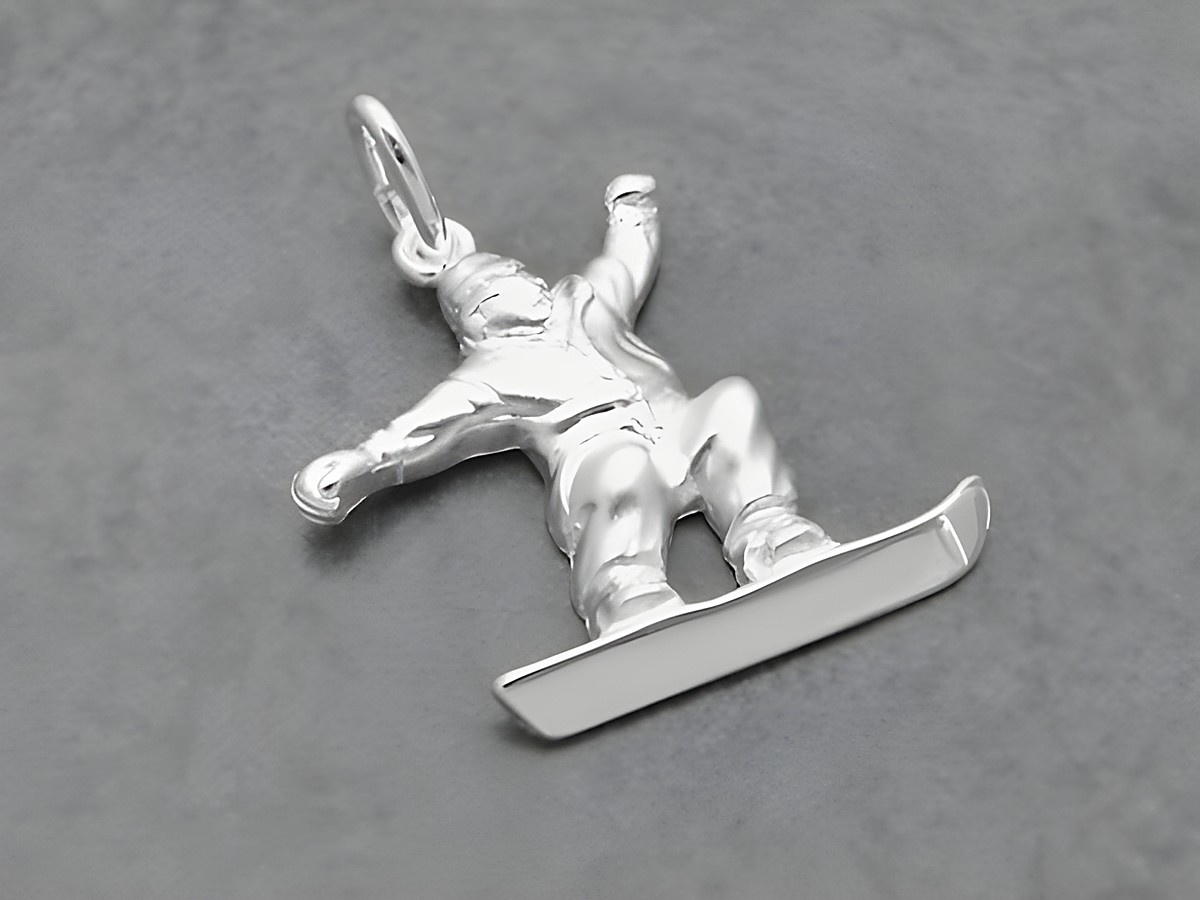 Silber Anhänger eines Snowboarders, sportlich und teilmattiert, hergestellt von Juwelier Harnisch, ideal für Sportfans und Liebhaber des Schneesports.