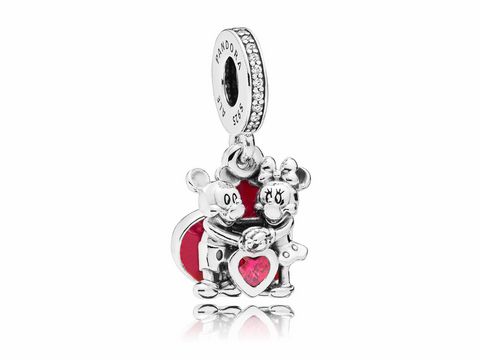 797769000-0 Charm von Pandora zeigt Minnie und Mickey Mouse, umarmend vor einem roten Herz, gefertigt aus Silber mit Zirkonia, ideal für Valentinstag.