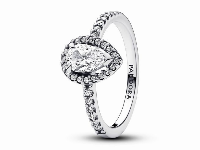 Funkelnder Birnen-Kranz Ring von Pandora aus Sterling Silber mit Zirkonia, Größe 58, filigranes Design und glitzernde Steinbesatz um den zentralen Edelstein.