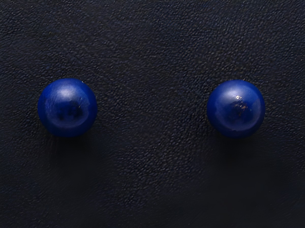 Ohrringe aus Sterling Silber mit 6 mm Lapis-Steinen in leuchtendem Blau, hergestellt von Juwelier Harnisch, zeitloses und elegantes Design für jeden Anlass.