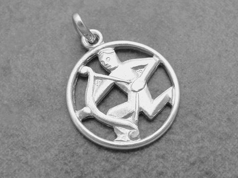 Silber Anhänger Sternzeichen Schütze rund, Hersteller Juwelier Harnisch, zeigt den Schützen mit Pfeil und Bogen in stilisierter Form. Ideal als besonderes Schmuckstück für Schütze-Geborene.