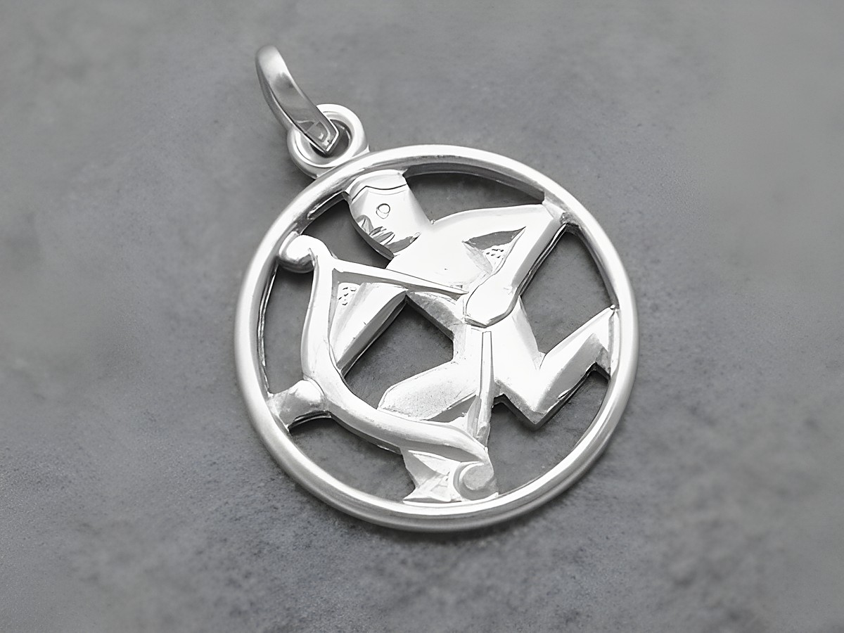 Silber Anhänger Sternzeichen Schütze rund, Hersteller Juwelier Harnisch, zeigt den Schützen mit Pfeil und Bogen in stilisierter Form. Ideal als besonderes Schmuckstück für Schütze-Geborene.