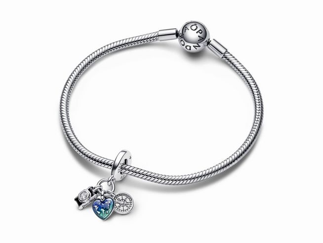 Pandora 792703C01 Kamera Herz & Kompass Dreifacher Charm-Anhänger aus Sterling Silber, bestehend aus einem Armband mit drei Anhängern in Herz- und Kompassform.