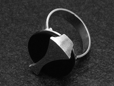 Futuristischer Silberring mit verstellbarem Band, ausgestattet mit einem schwarzen Onyx und rhodiniertem Stein, entworfen von Juwelier Harnisch.