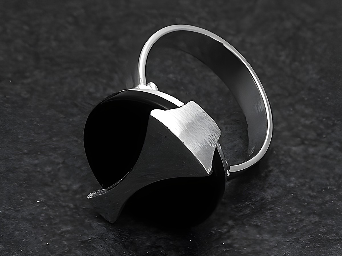 Futuristischer Silberring mit verstellbarem Band, ausgestattet mit einem schwarzen Onyx und rhodiniertem Stein, entworfen von Juwelier Harnisch. – Ansicht 2