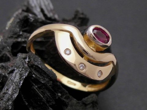 Gold Ring pompös Gold 585 bicolor mit Rubin und Brillant, eleganter Goldring in Größe 56, Hersteller Juwelier Harnisch, bis Größe 56/18.
